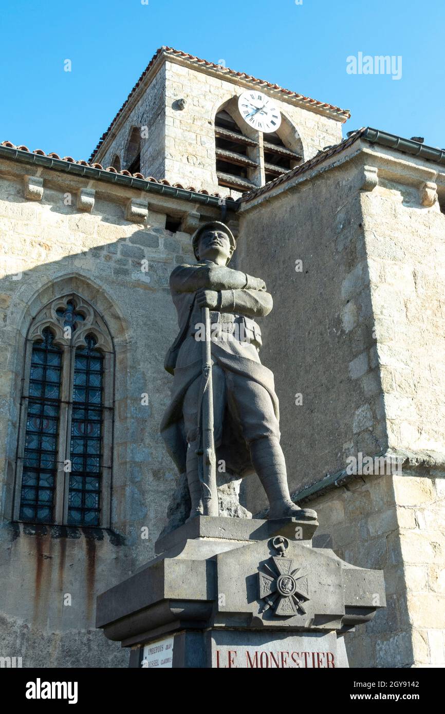 Village du Monestier près d'Ambert dans le Parc naturel régional Livradois-Forez, le mémorial de guerre, département du Puy de Dome, Auvergne-Rhône-Alpes, France Banque D'Images