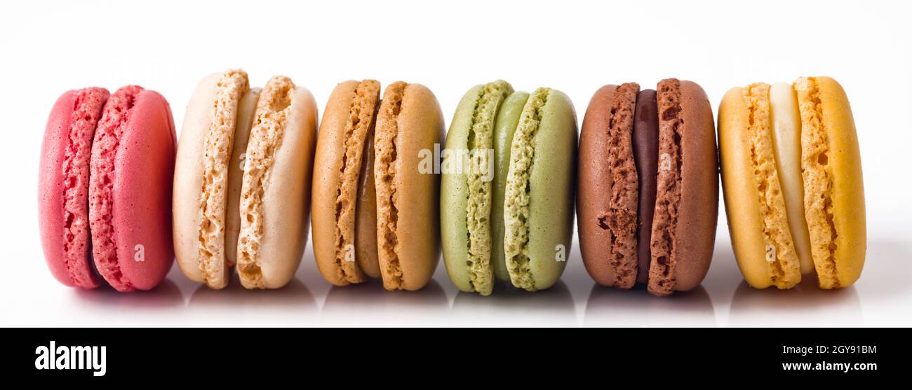 Macarons colorés sur fond blanc Banque D'Images