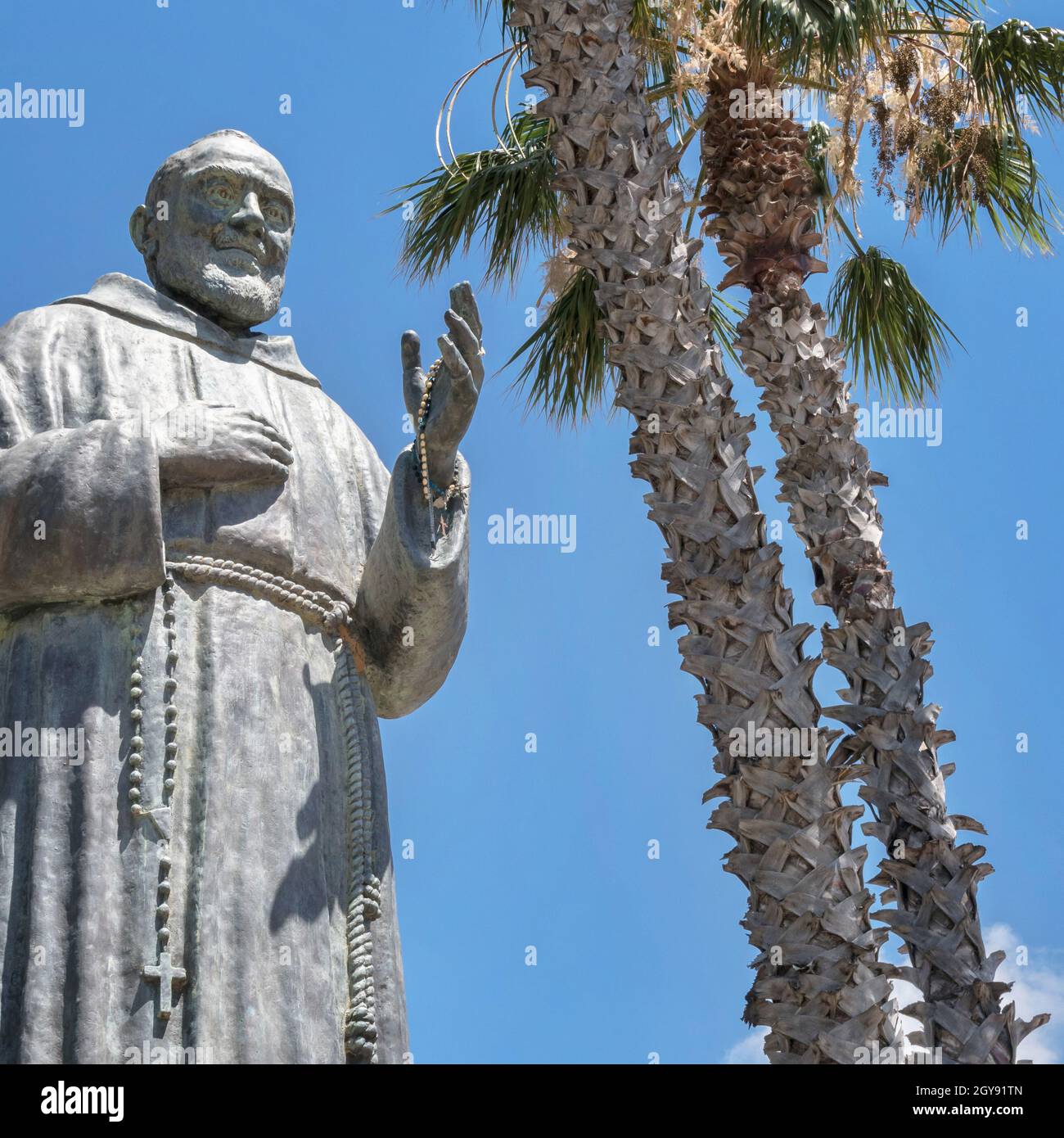 Statue du père Pio sur fond de ciel. Idéal pour les concepts ou les événements. Banque D'Images