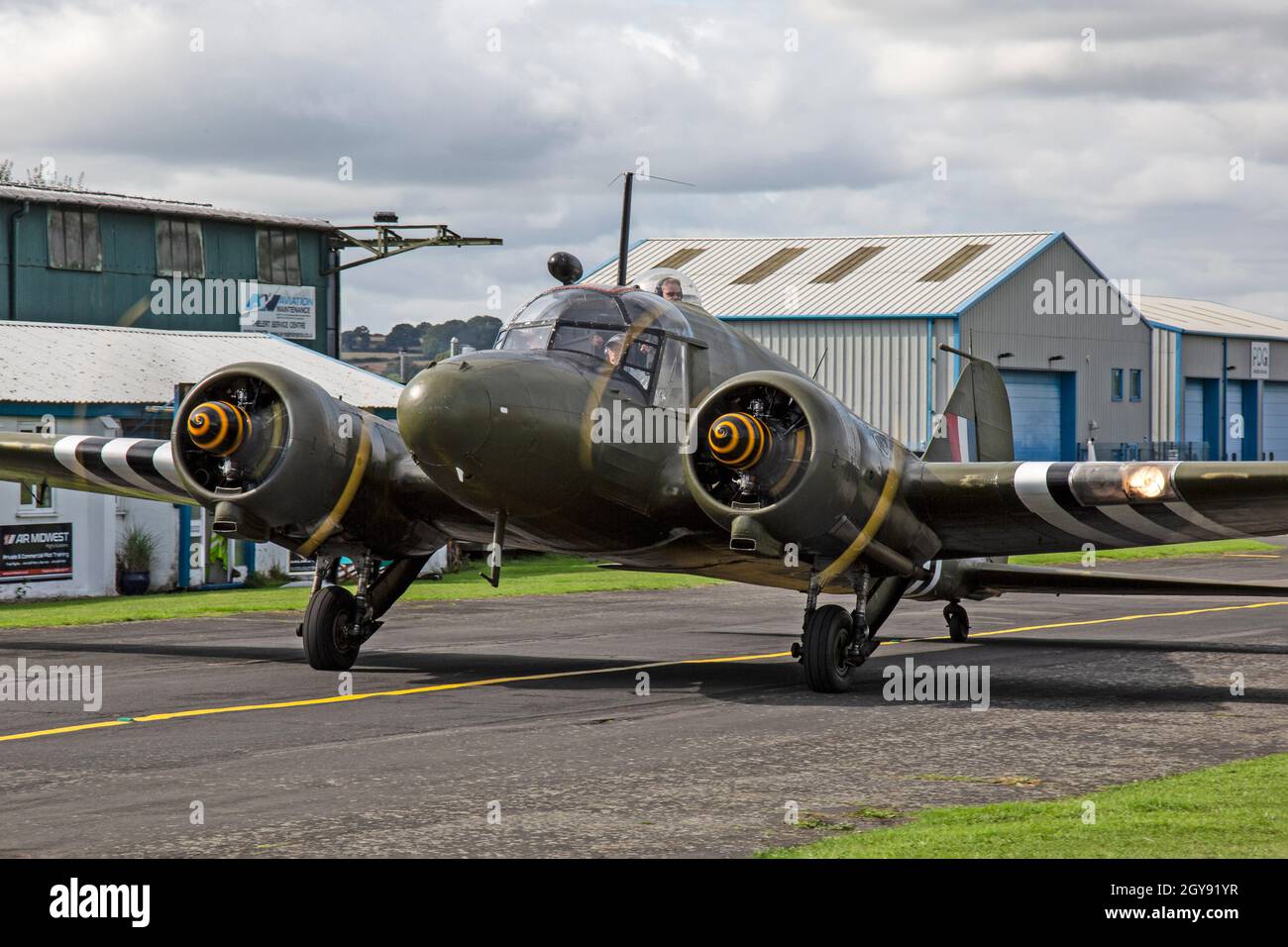 Un avion d'entraînement militaire 1950 Avro Anson, WD143 G-VROE, peint en couleurs RAF à l'aéroport Halfpenny Green Wolverhampton, Angleterre. Banque D'Images