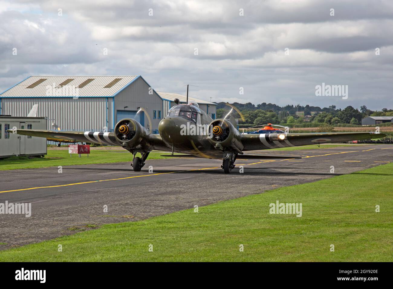 Un avion d'entraînement militaire 1950 Avro Anson, WD143 G-VROE, peint en couleurs RAF à l'aéroport Halfpenny Green Wolverhampton, Angleterre. Banque D'Images
