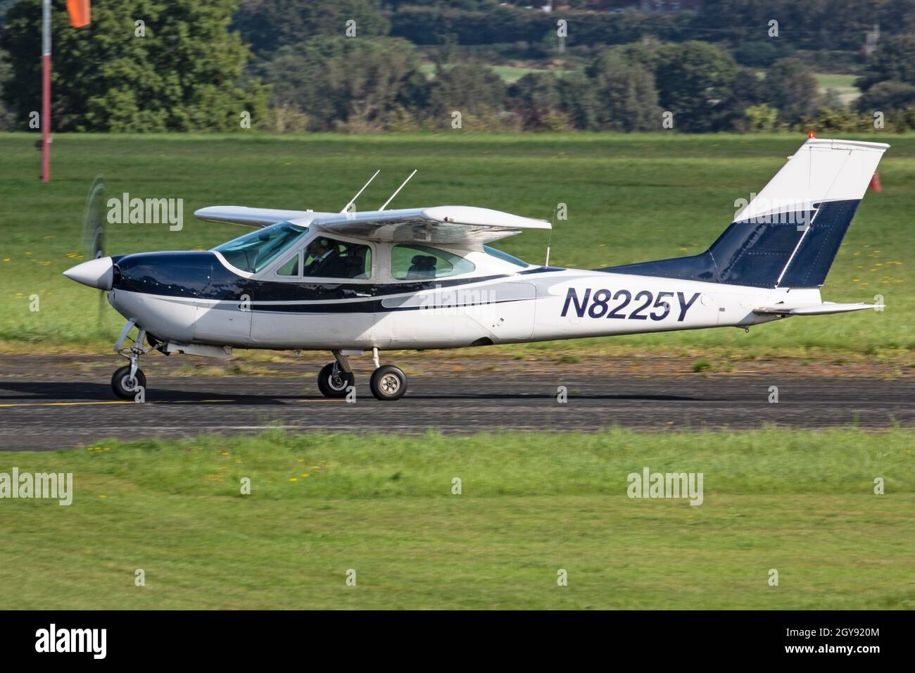 Un Cessna 177 avion à moteur unique, N8225Y, à l'aéroport Halfpenny Green Wolverhampton, en Angleterre. Banque D'Images