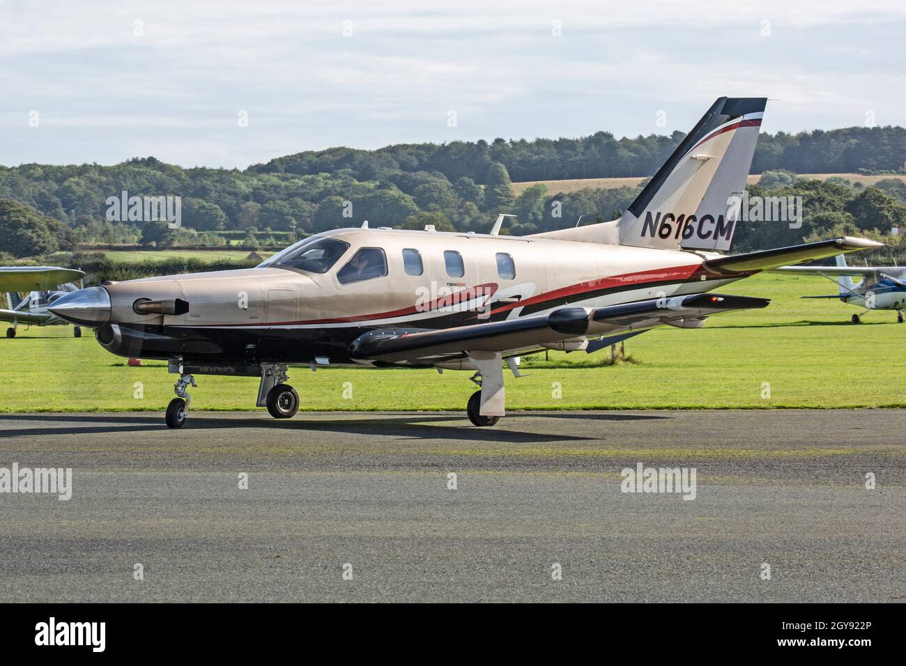 Un turbopropulseur à moteur simple N616CM SOCATA TBM-850, à l'aéroport Halfpenny Green Wolverhampton, en Angleterre. Banque D'Images