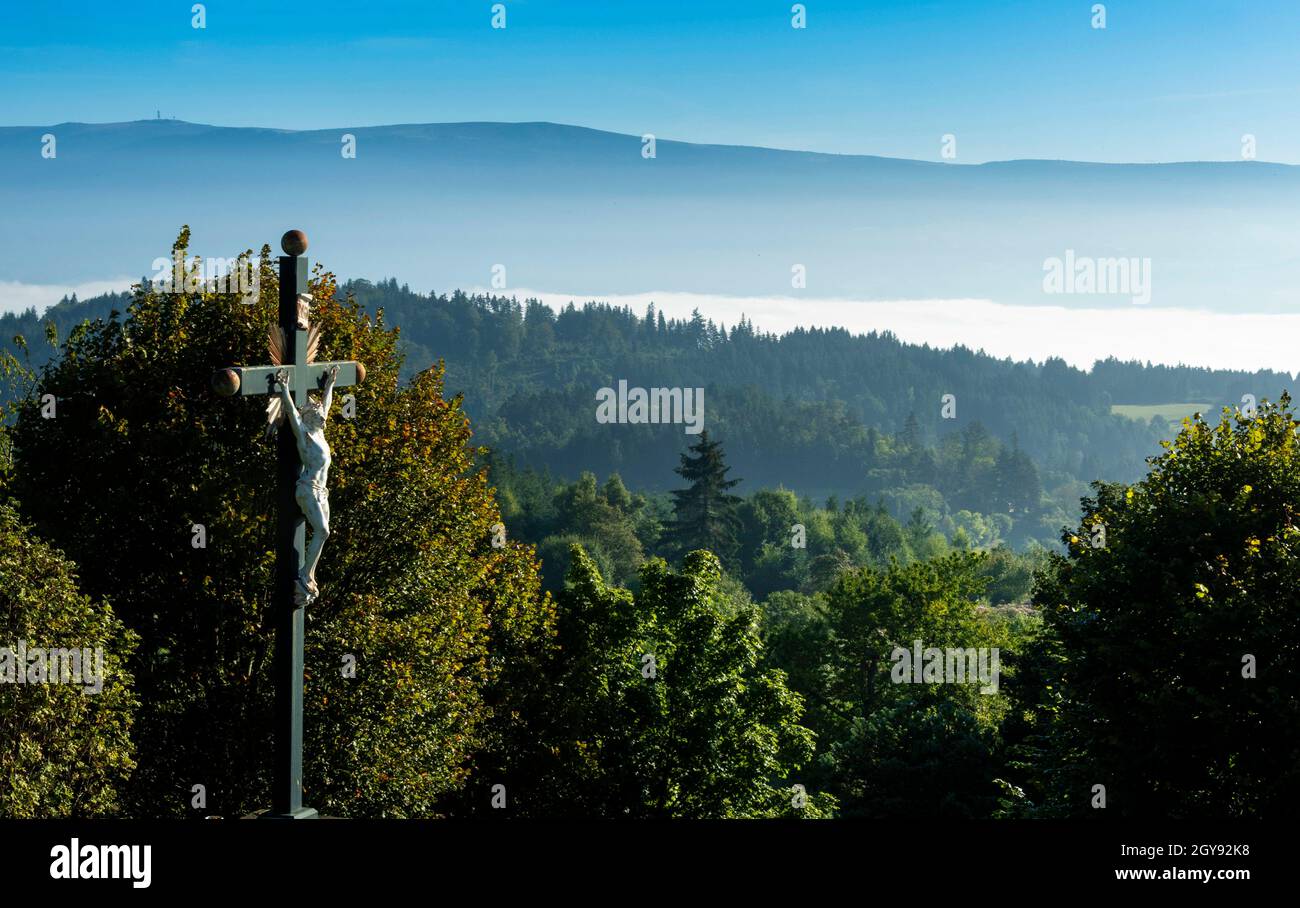 Crucifix du village du Monestier près d'Ambert dans le Parc naturel régional Livradois-Forez, département du Puy de Dôme, Auvergne-Rhône-Alpes, France Banque D'Images