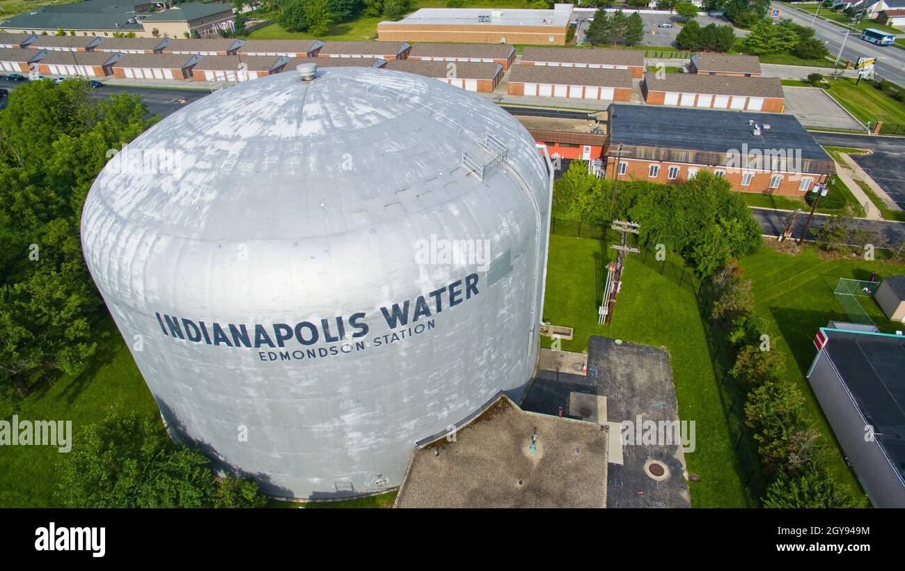 Photographie aérienne de l'usine de filtration d'eau d'Indianapolis Edmonston Station entourée d'arbres et de quelques bâtiments en briques rouges Banque D'Images