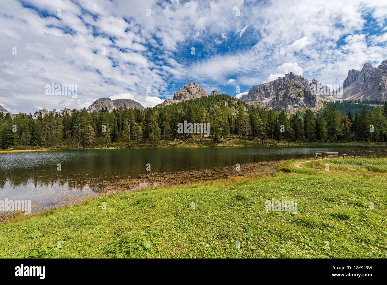 Lac Antorno (Lago d'Antorno) et la chaîne de montagnes de Cadini di Misurina dans les Alpes italiennes, Sesto Dolomites, Vénétie, Italie, Europe. Banque D'Images