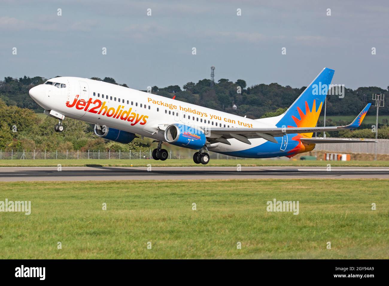 A Jet2 Holidays Boeing 737-800 Airliner, G-JZHM, décollage de l'aéroport de Bristol Lulsgate, Angleterre. Banque D'Images