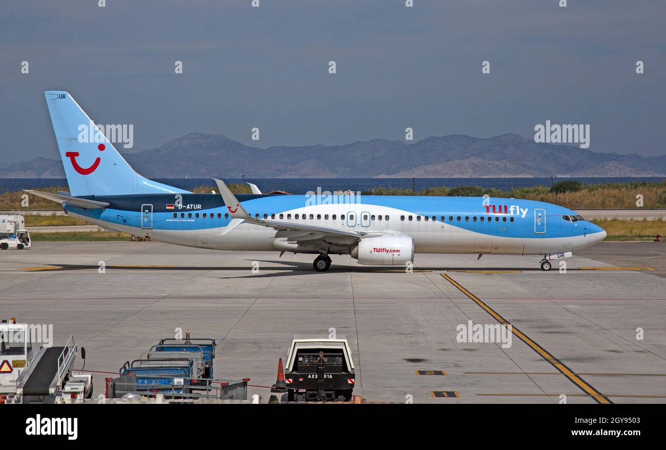 Un Boeing 737-800 de TUIfly à l'aéroport de Rhodes, en Grèce. Banque D'Images