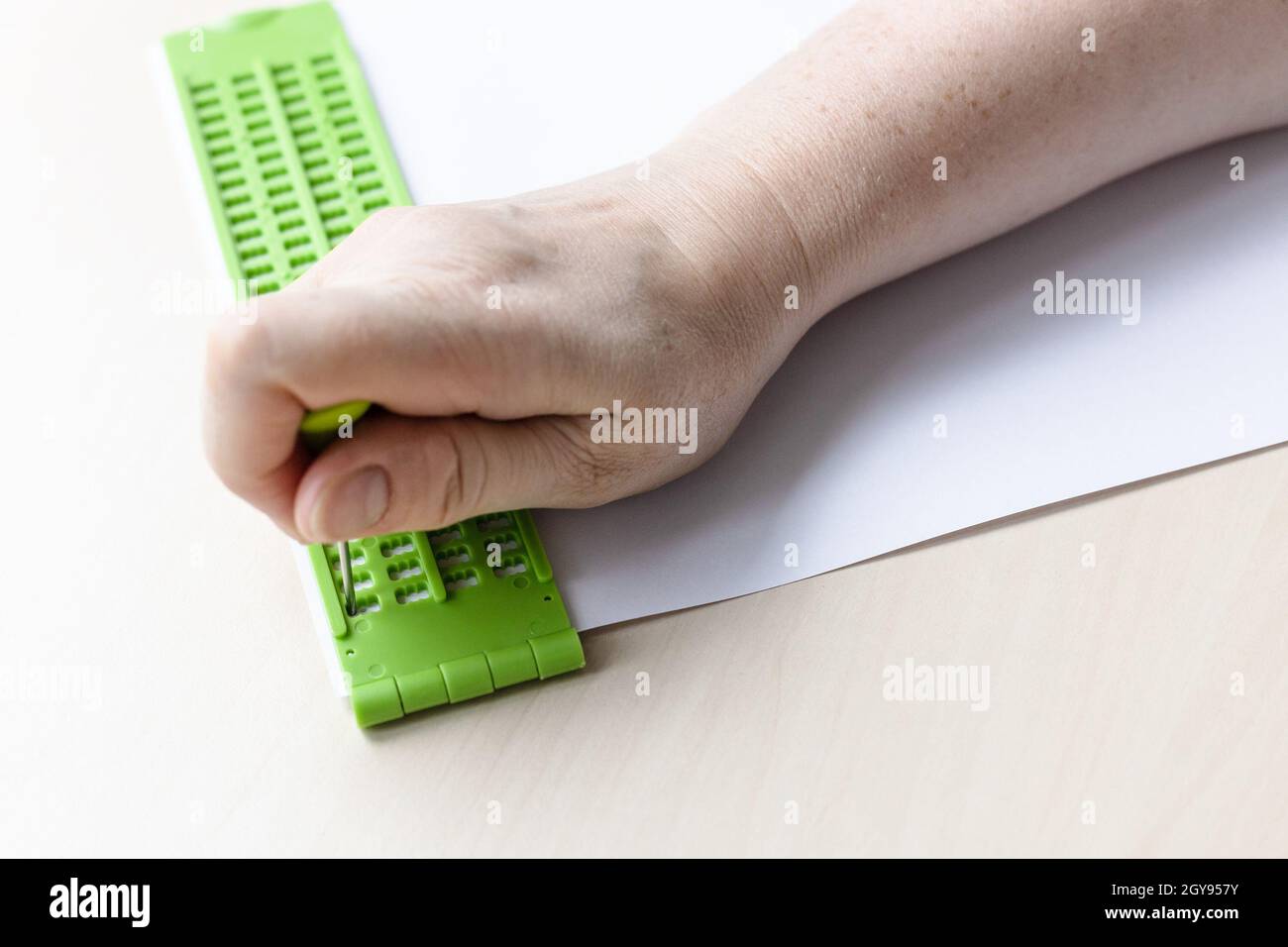 Ardoise D'écriture Braille 4 Lignes 28 Cellules - Stylet Inclus - Portable Et Pratique - Pour Apprentissage Des Aveugles - 3