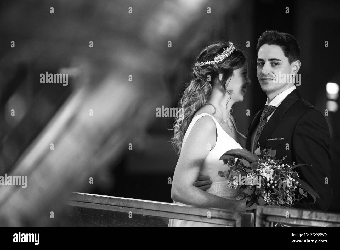 Couple sur leurs vêtements de mariage avec décoration de rue de noël la nuit Banque D'Images