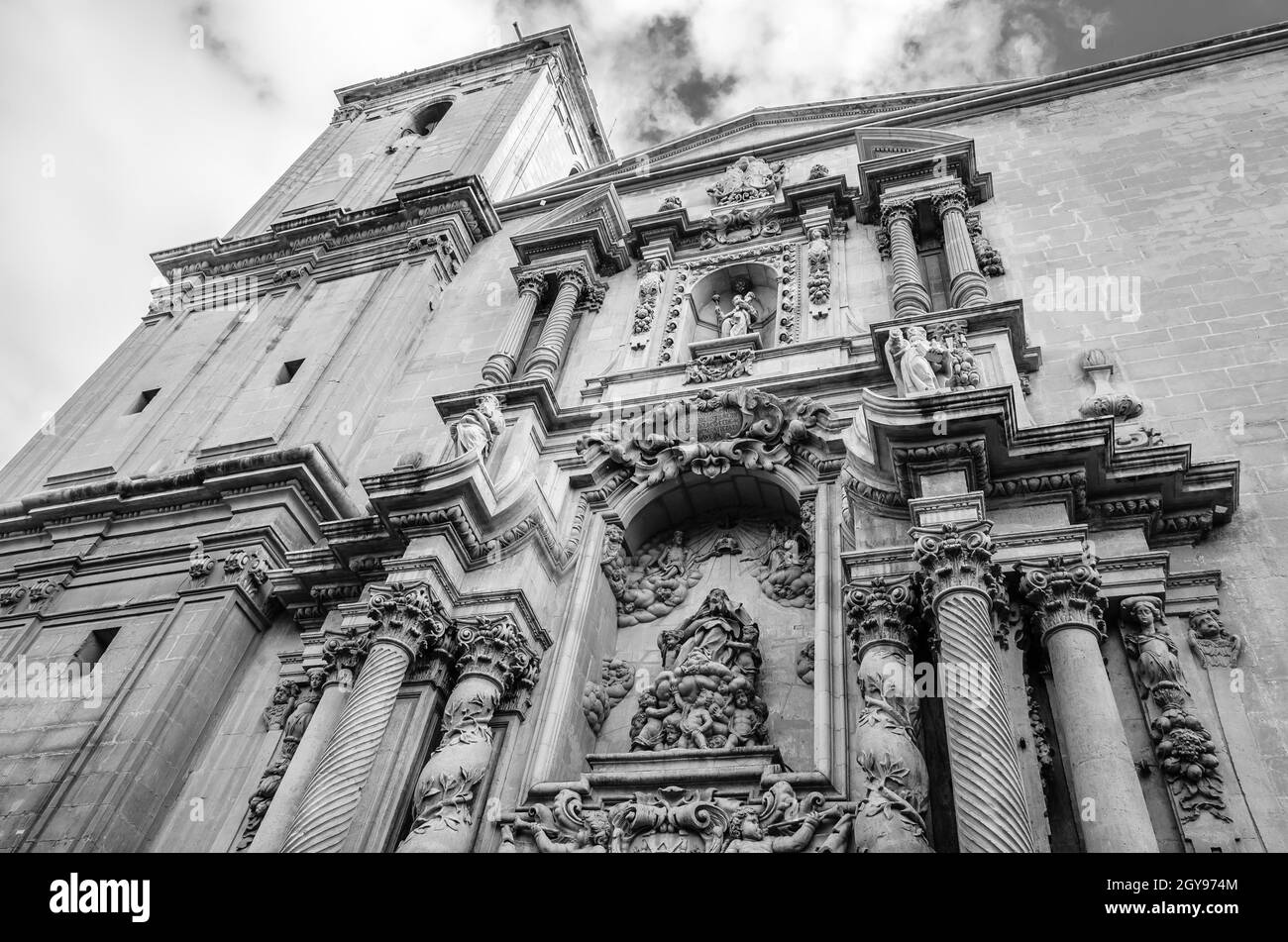 Vue sur la basilique baroque de la ville d'Elche, province d'Alicante, Espagne; image en noir et blanc Banque D'Images