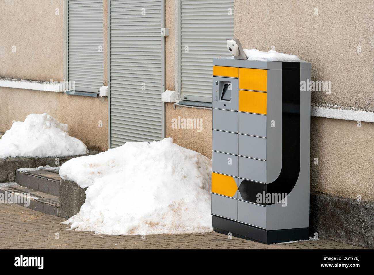 Petit terminal de poste automatique en libre-service et machine de stockage de colis à l'extérieur Banque D'Images