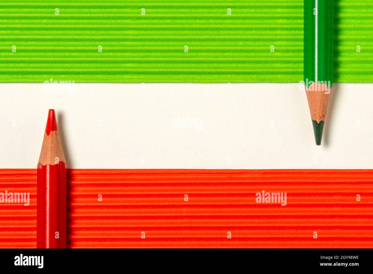 Crayons verts et rouges sur feuilles de papier de couleur avec copie espace pour votre texte Banque D'Images