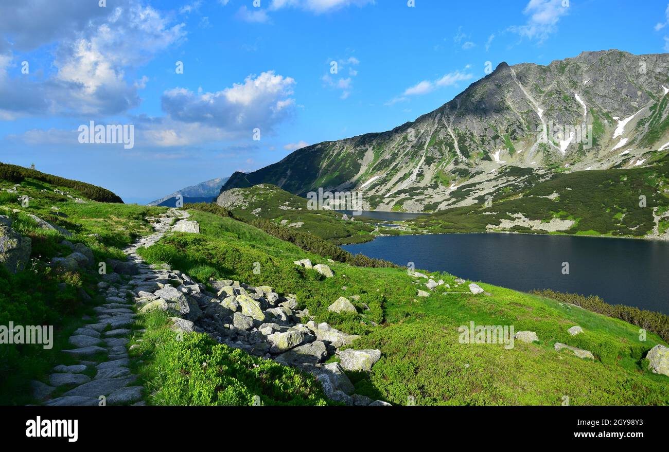 Le beau lac Wielki Staw dans les Hautes Tatras, Pologne. Lac Przedni Staw en arrière-plan. Un sentier sur la gauche. Banque D'Images