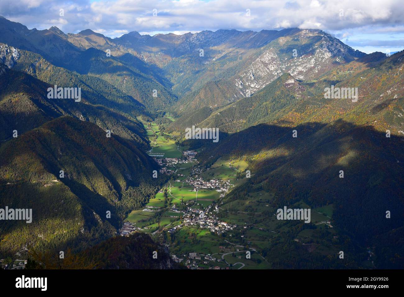 Les petites villes de Locca, Enguiso, Concei et Lenzumo près du lac Ledro avec leurs montagnes environnantes. Vue depuis le mont Corno sur un bel automne clair Banque D'Images