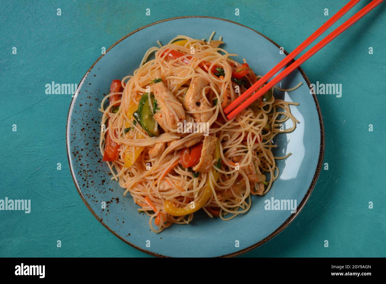 Japchae, sauté de nouilles de verre coréennes. Salade Funchoza. Salade de nouilles en verre avec légumes frais : carotte, poivron, concombre, graines de sésame, co Banque D'Images