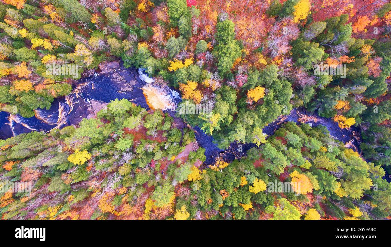 Forêt d'automne tiré d'un drone avec une rivière bleue une chute d'eau et des rapides d'eau blanche Banque D'Images