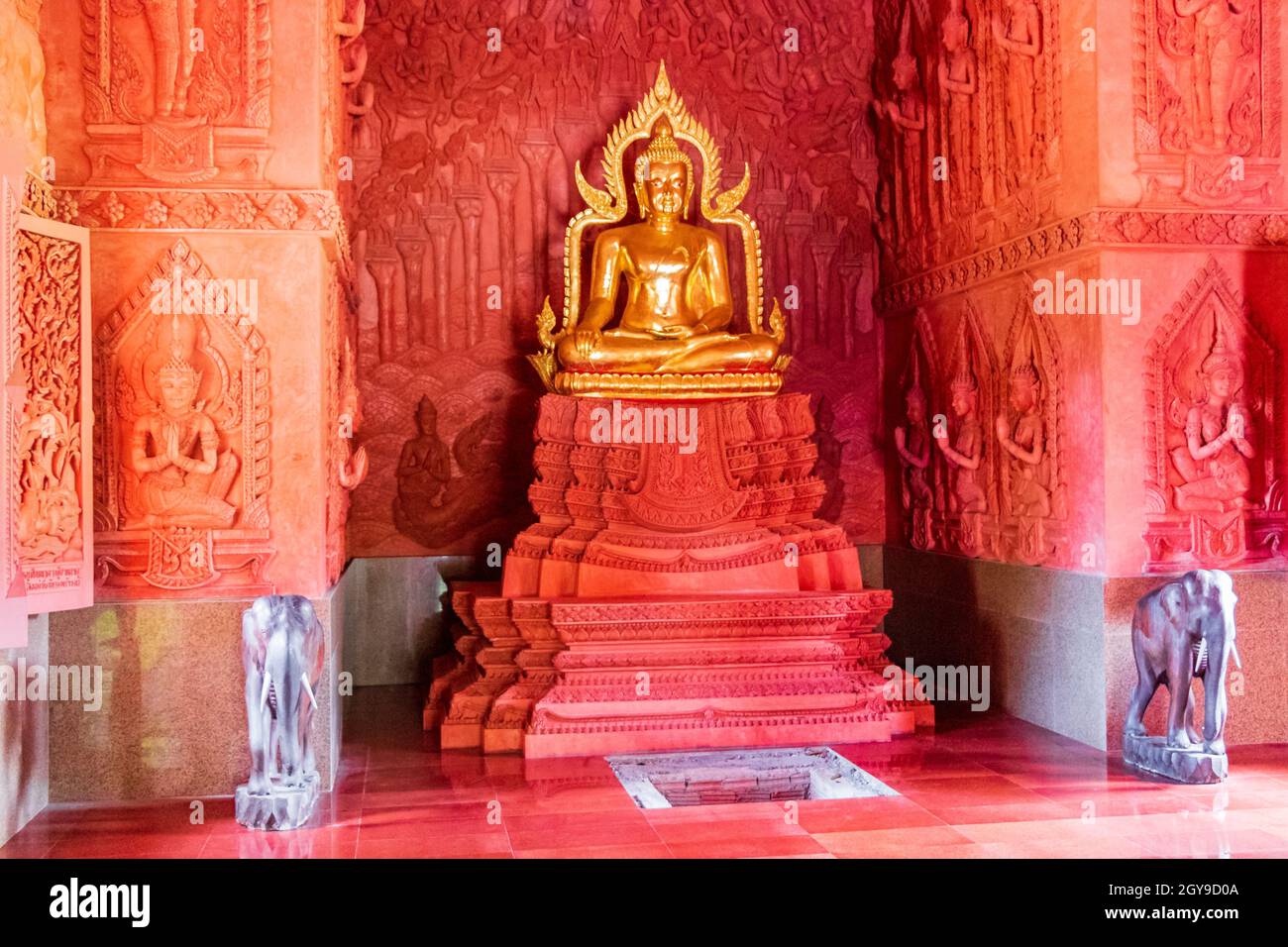 Statue de Bouddha d'or Wat Sila Ngu avec le temple rouge Wat Ratchathammaram sur Koh Samui en Thaïlande. Banque D'Images