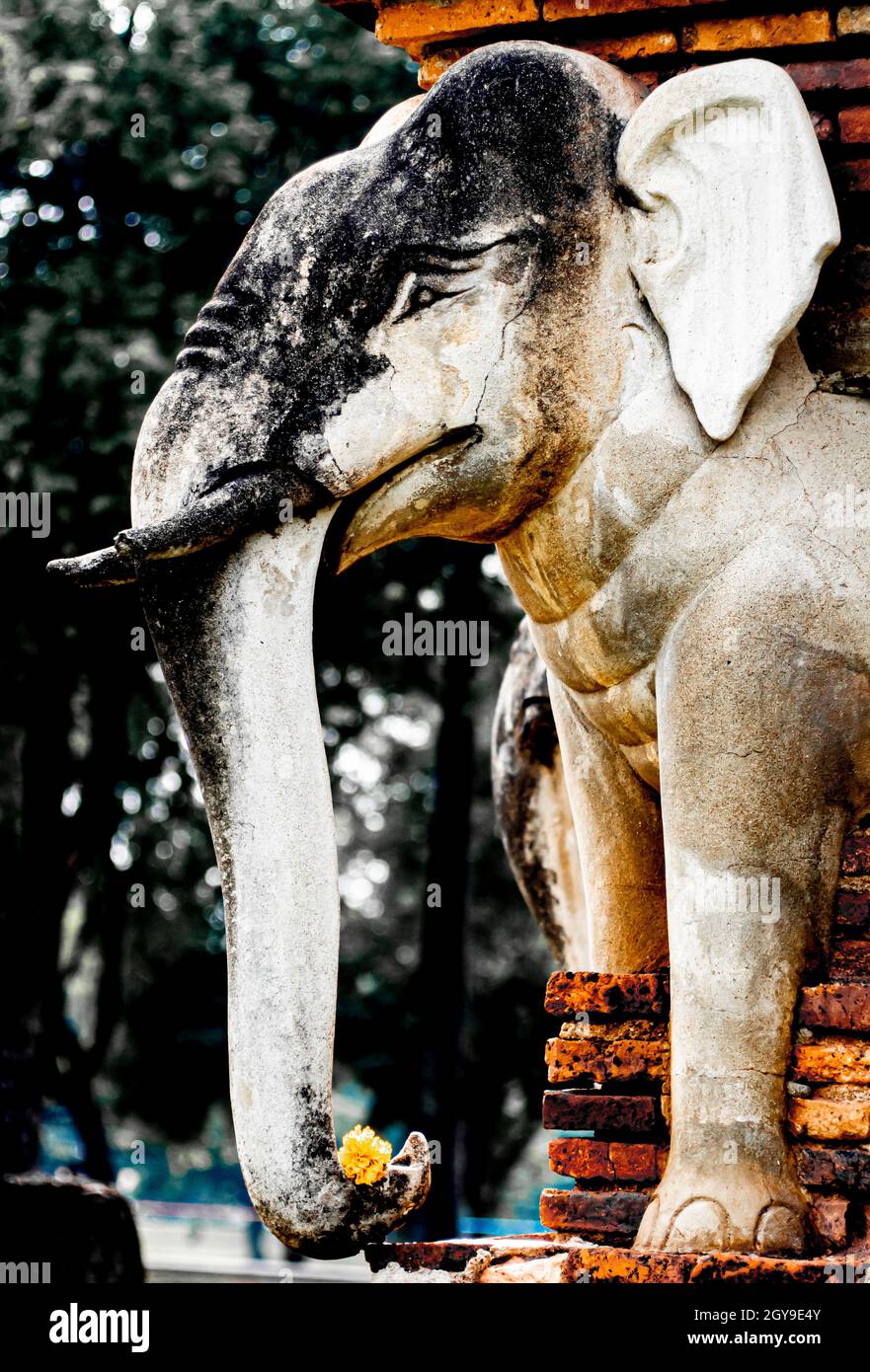 Wat Sorasak chedi entouré d'éléphants. Chedi WAT CHANG LOM (Elephant Temple).le parc historique de Sukhothai couvre les ruines de Sukhothai. Stupa decora Banque D'Images