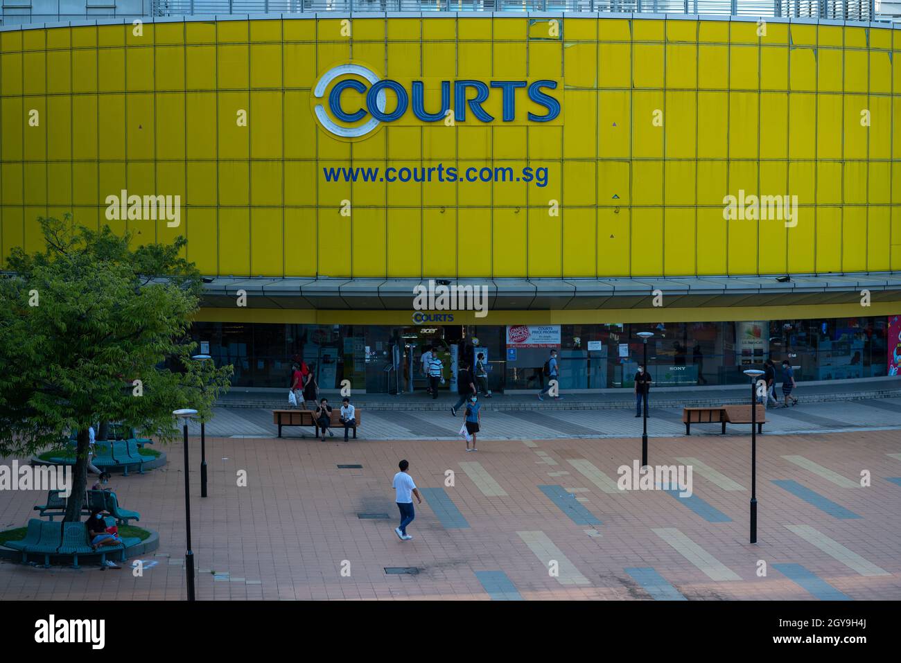 SINGAPOUR, SINGAPOUR - 06 octobre 2021 : les gens sur une place publique à Toa Payoh, Singapour.Boutique courts.Tir horizontal Banque D'Images