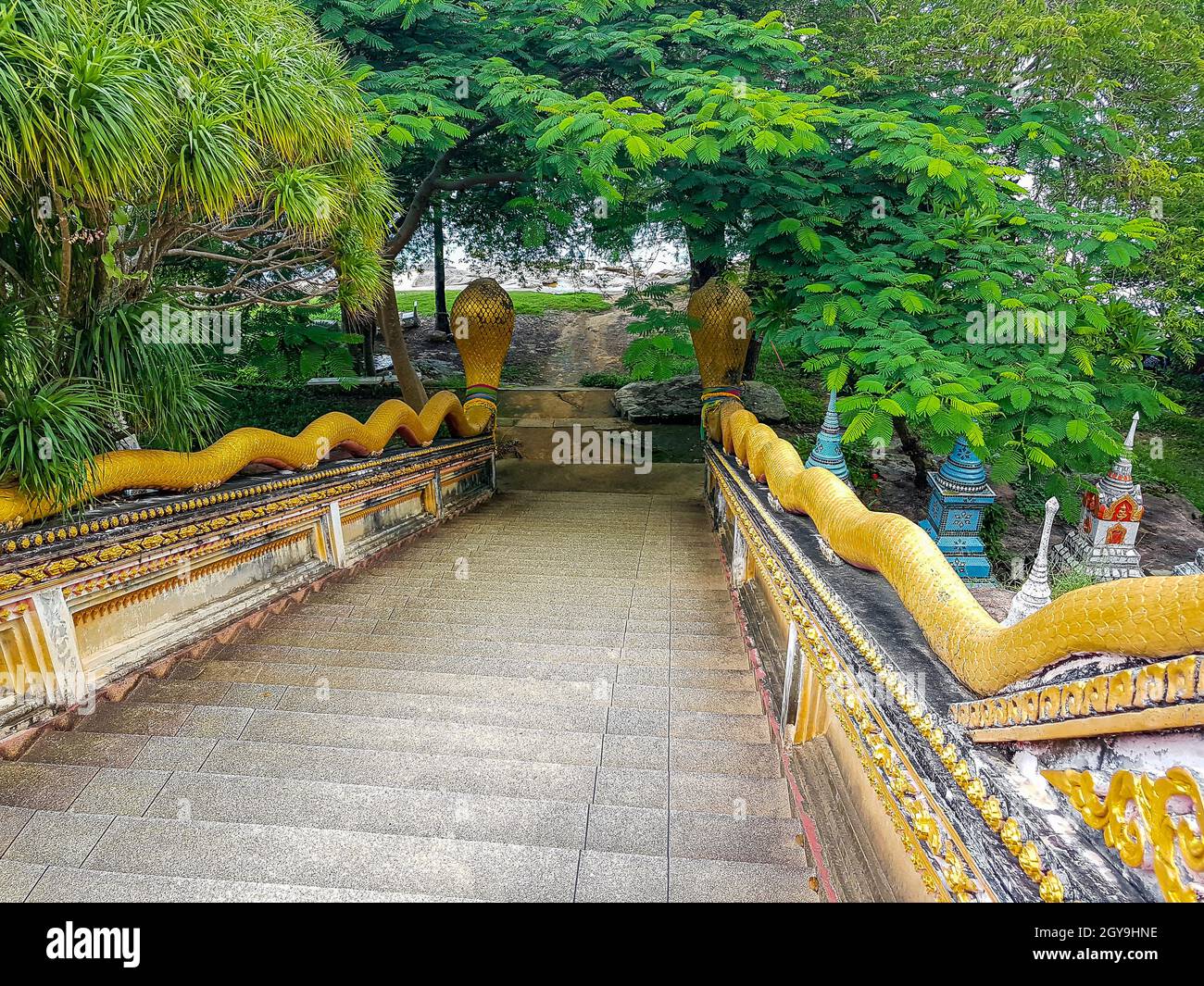 Escaliers avec des serpents de Wat Sila Ngu temple, Jaidee (Chedi Sila Ngu) à Koh Samui, Thaïlande. Banque D'Images