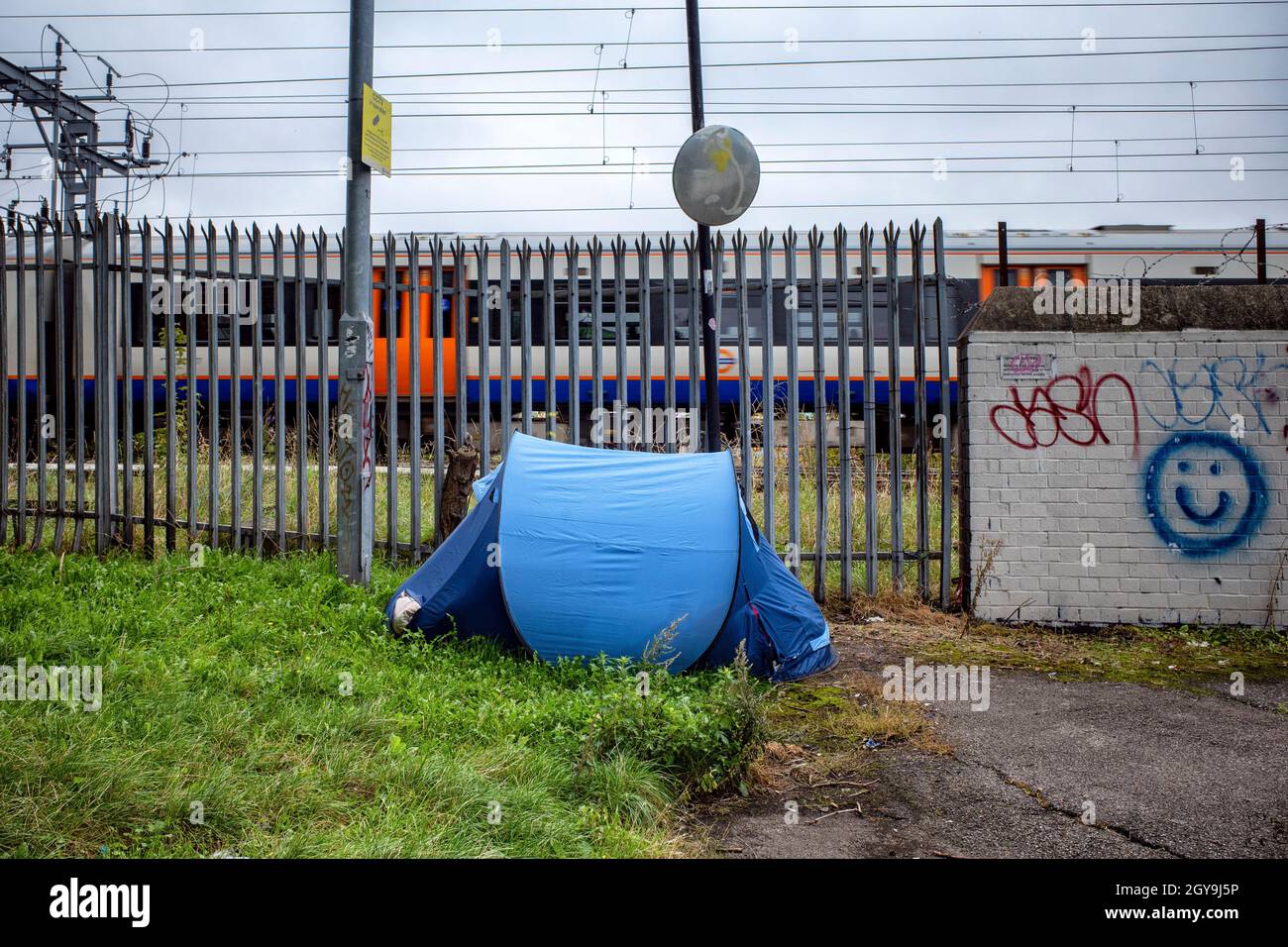 Le 7 octobre 2021, Kings Cross, Londres, Angleterre, un sans-abri présente une tente sur un terrain de déchets à côté des voies de fond de Londres Banque D'Images