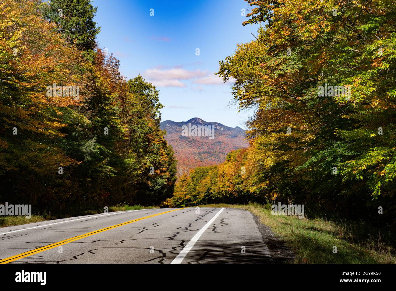 Vue sur Snowy Mountain dans les Adirondacks en automne depuis l'autoroute NYS route 30. Banque D'Images