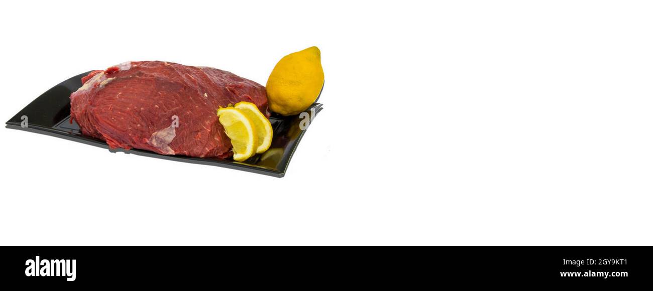 Plat à viande cru fond blanc, image de bannière avec espace de copie Banque D'Images