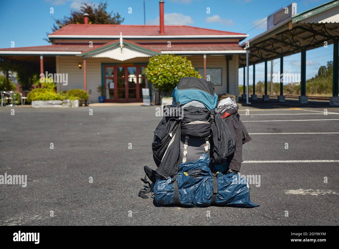 Immense sac à dos au sol à la gare, voyage en Nouvelle-Zélande, voyage à dos  Photo Stock - Alamy