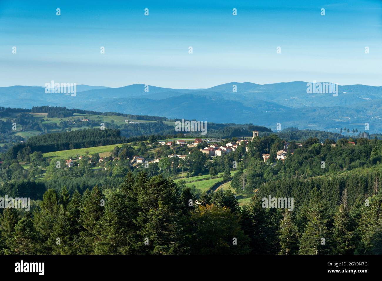 Le village de Saint-Amant-Roche-Savine situé dans le parc naturel régional des Livradois-Forez, Puy de Dôme, Auvergne-Rhône-Alpes, France Banque D'Images