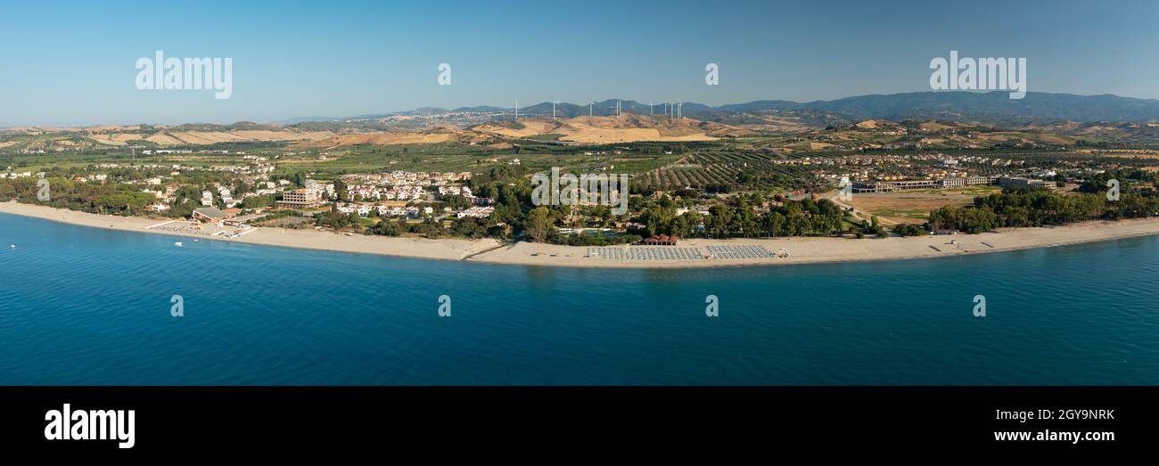 Vue panoramique sur la côte de Calabre, mer méditerranée, plage, champs agricoles et éoliennes en arrière-plan, Calabre, Italie. Banque D'Images