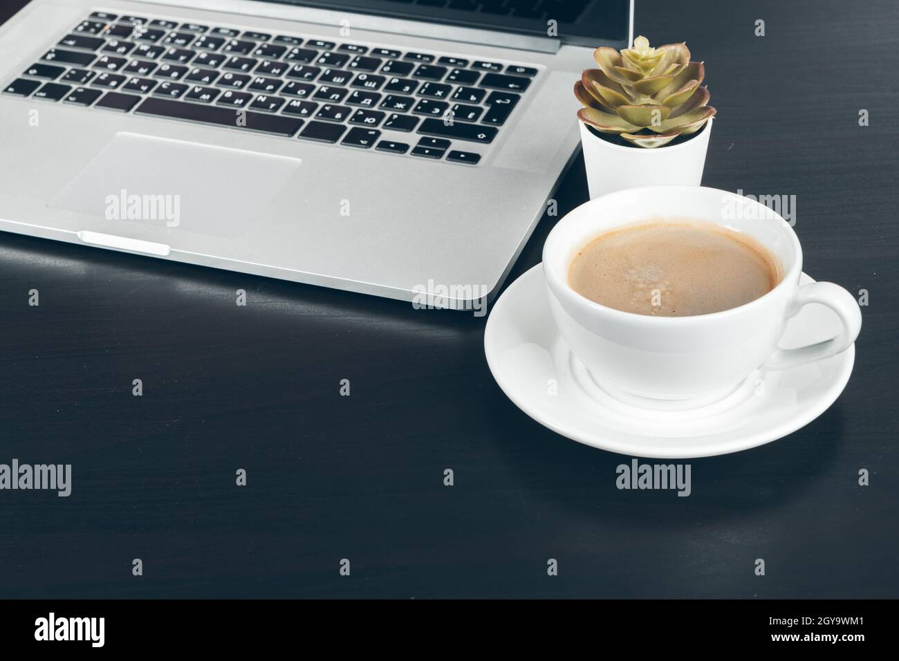 Gros plan d'une tasse à café à l'intérieur de la table de bureau Banque D'Images