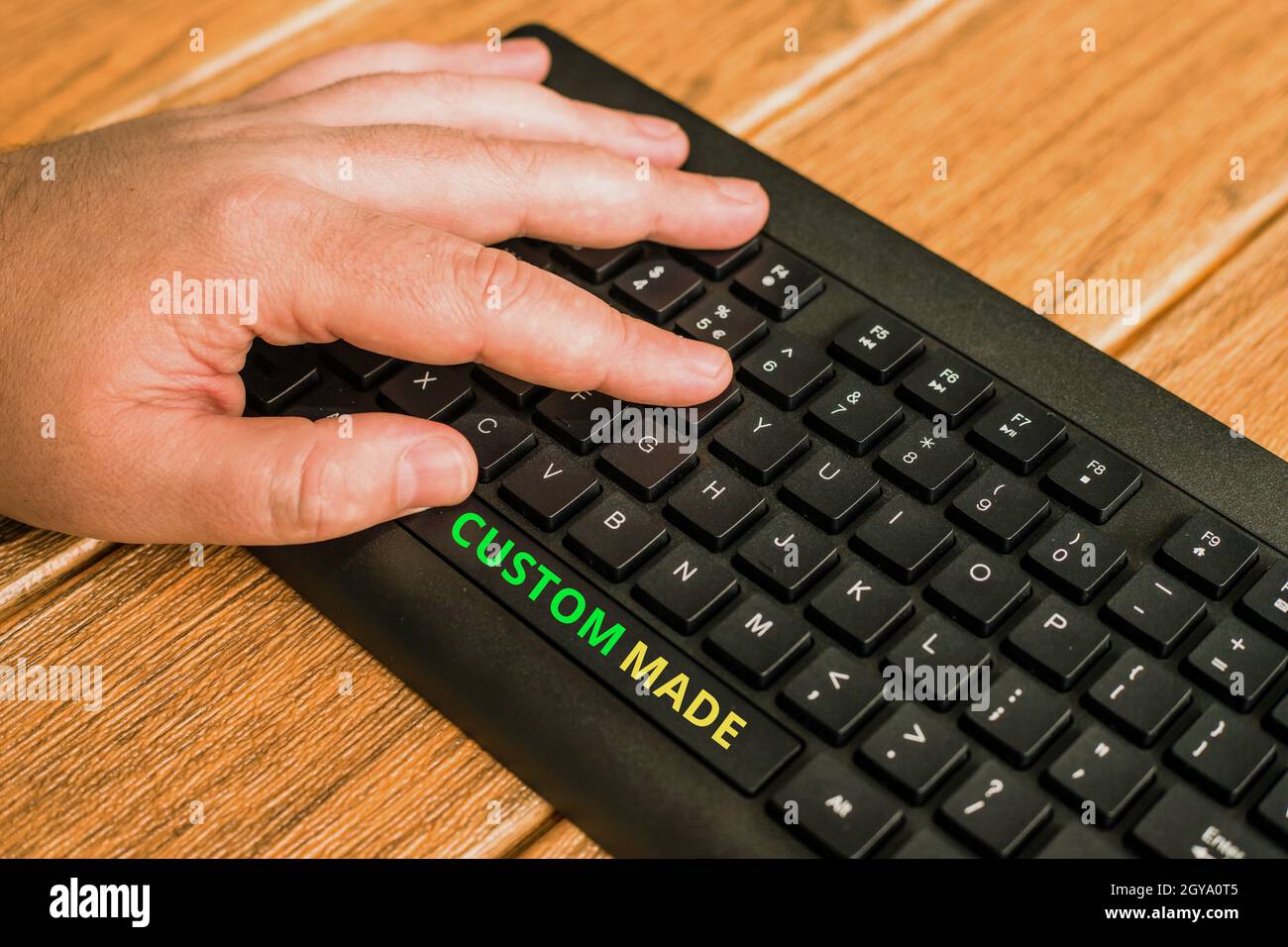 Écriture affichage de texte personnalisé, Business concept objet personnalisé construit sur le consommateur s est spécifications mains pointant vers ordinateur pressant Banque D'Images
