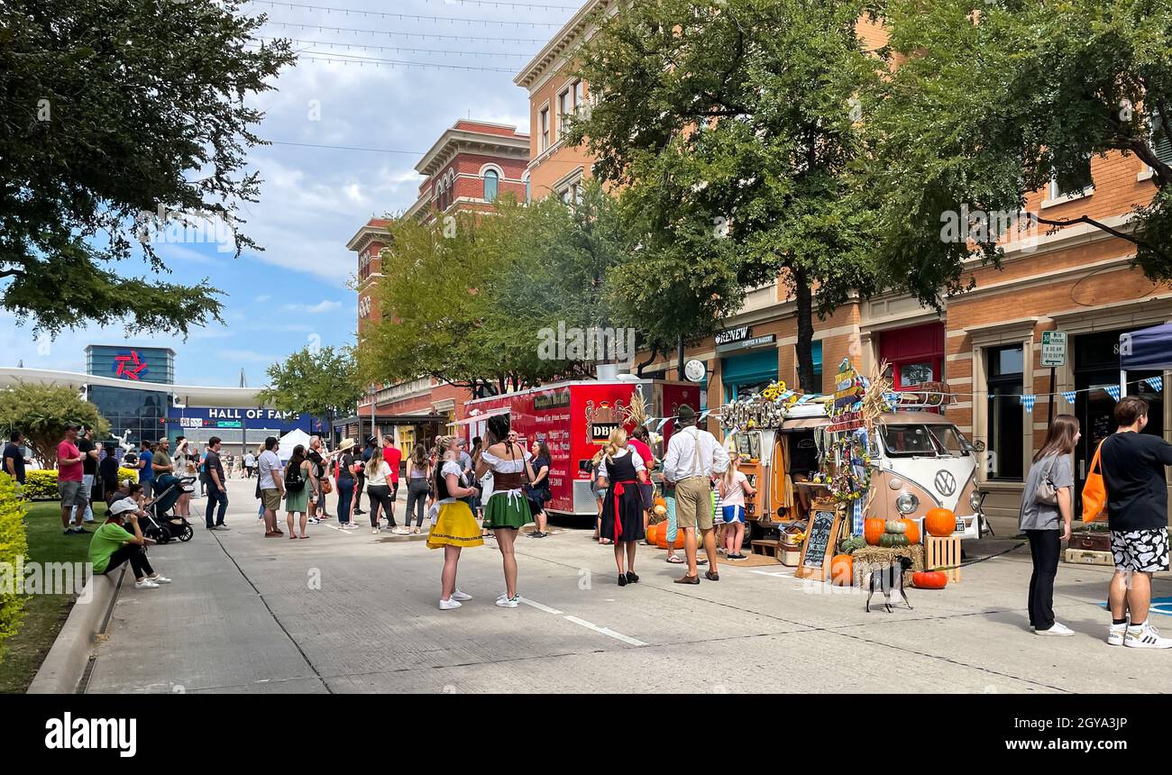 Frisco, TX USA - 2 octobre 2021 : vue sur le bord de la route des personnes portant des robes allemandes et appréciant la Frisco Oktoberfest sur la place Frisco Banque D'Images