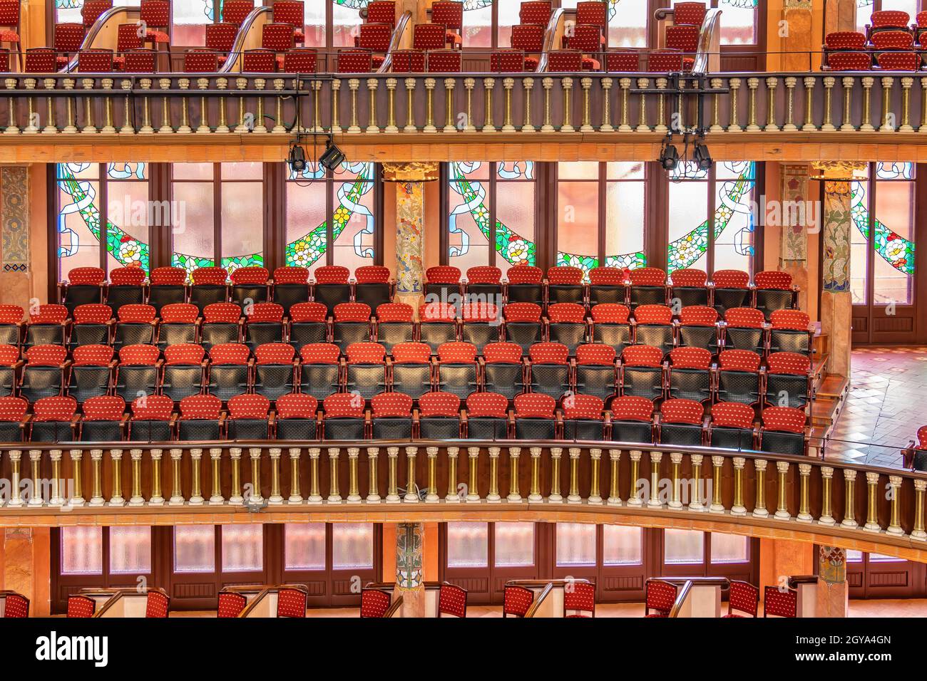 Barcelone, Espagne-27 septembre 2021 : sièges à l'intérieur du Palau de la Música Catalana à Barcelone, Catalogne, Espagne Banque D'Images Barcelone, Espagne-27 septembre 2021 : sièges à l'intérieur du Palau de la Música Catalana à Barcelone, Catalogne, Espagne Banque D'Images