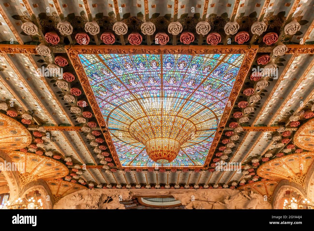 Barcelone, Espagne-27 septembre 2021 : détail du plafond en vitraux du Palau de la Música Catalana. Banque D'Images