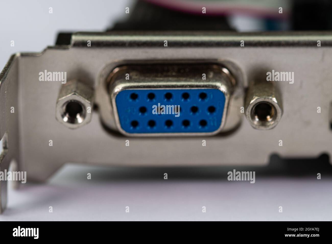 ports arrière vgi d'un pc sur plan blanc Banque D'Images