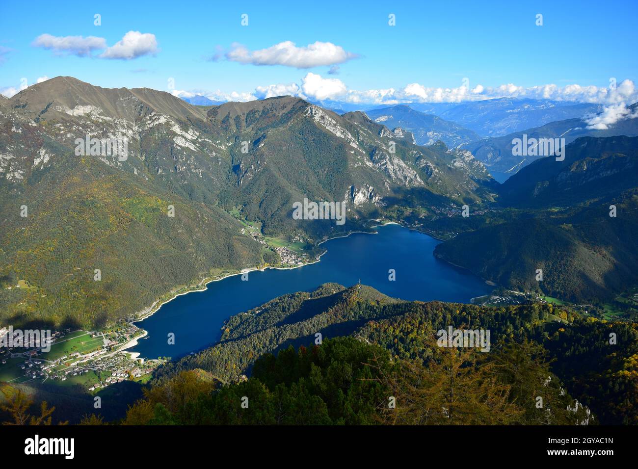 Magnifique lac de Ledro et les montagnes environnantes. Vue depuis le mont Corno lors d'une belle journée d'automne claire. Trentin, Italie. Banque D'Images