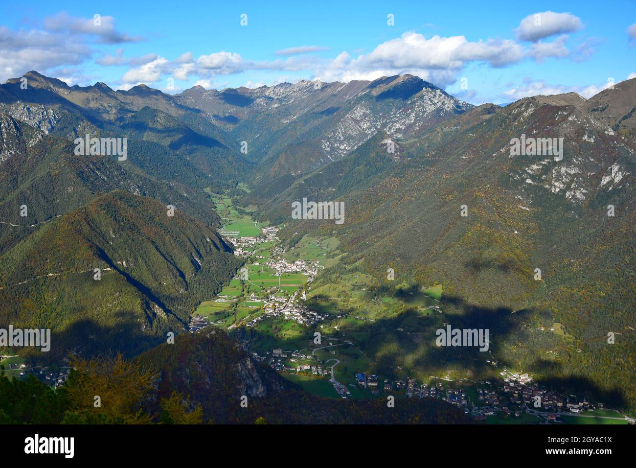 Les petites villes Pieve di Ledro, Bezzecca, Locca, Enguiso, Concei et Lenzumo près du lac Ledro avec leurs montagnes environnantes. Vue depuis le mont Corno o Banque D'Images
