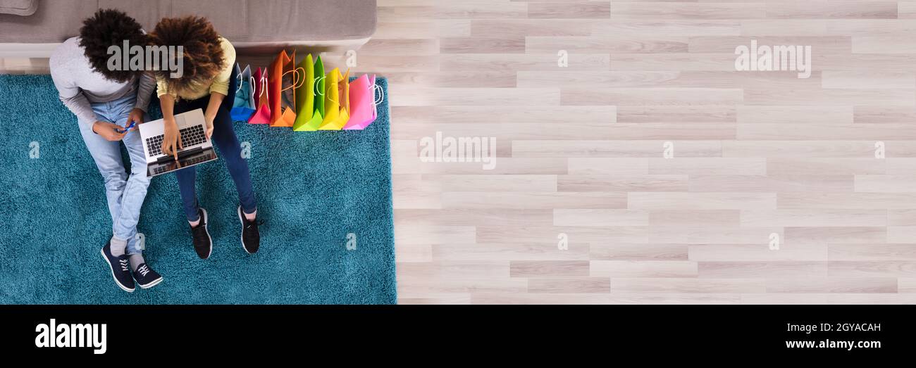 Couple africain magasiner en ligne sur PC portable grand public Banque D'Images