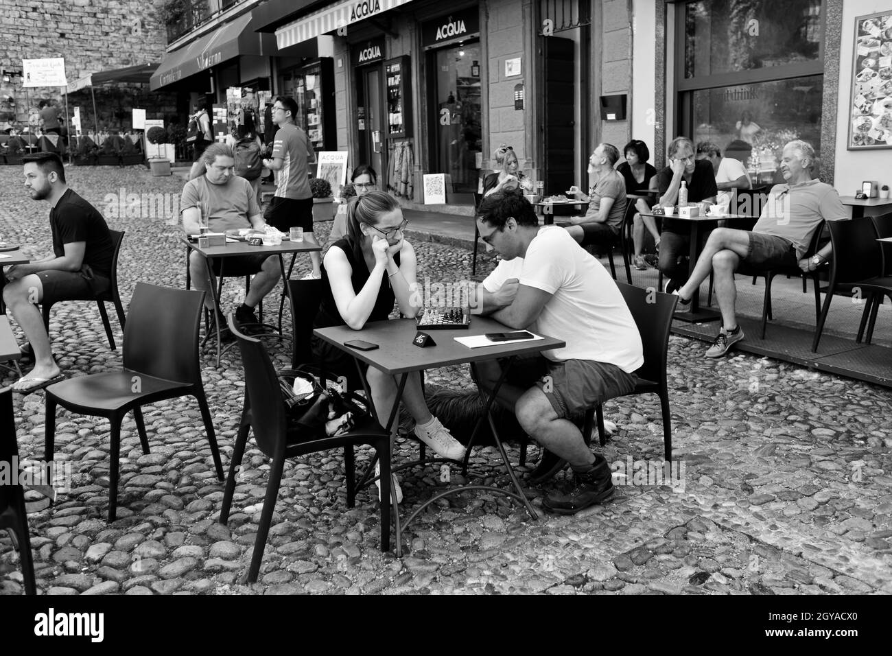 Couple jouant aux échecs à l'extérieur café restaurant Bellagio, Lac de Côme Banque D'Images