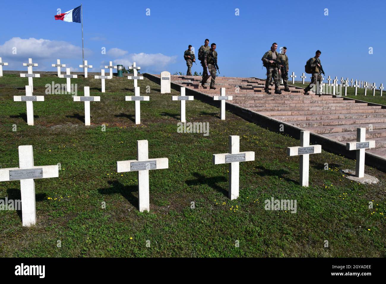 Des soldats français en exercice marchant dans les tombes de guerre au cimetière de guerre national de Sigolsheim, en Alsace.Il contient le Banque D'Images