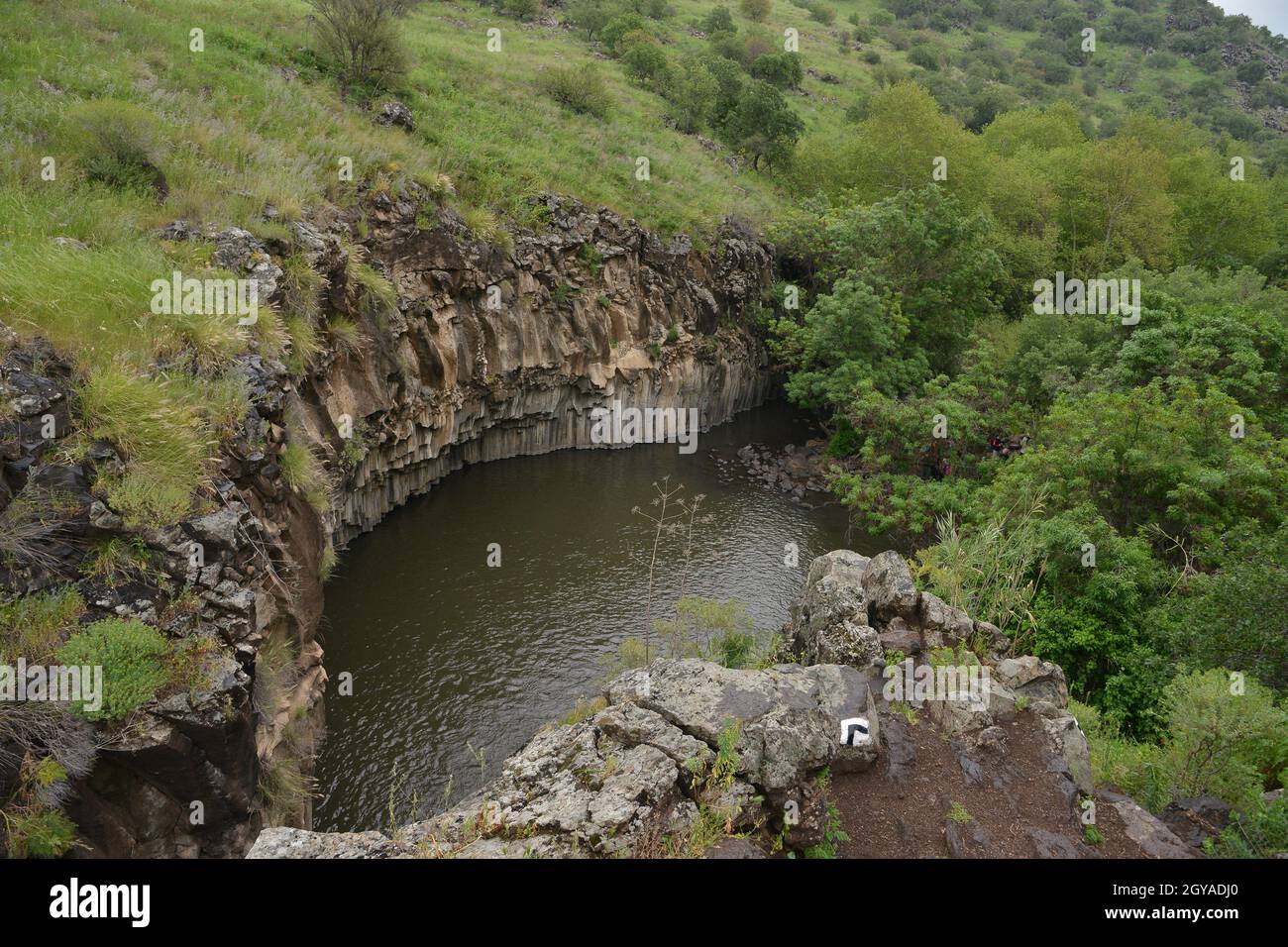 La piscine Hexagon est une piscine naturelle située dans la réserve de Meshushim, dans le centre du Golan, en Israël. La piscine porte le nom de la forme de l'hexagone Banque D'Images