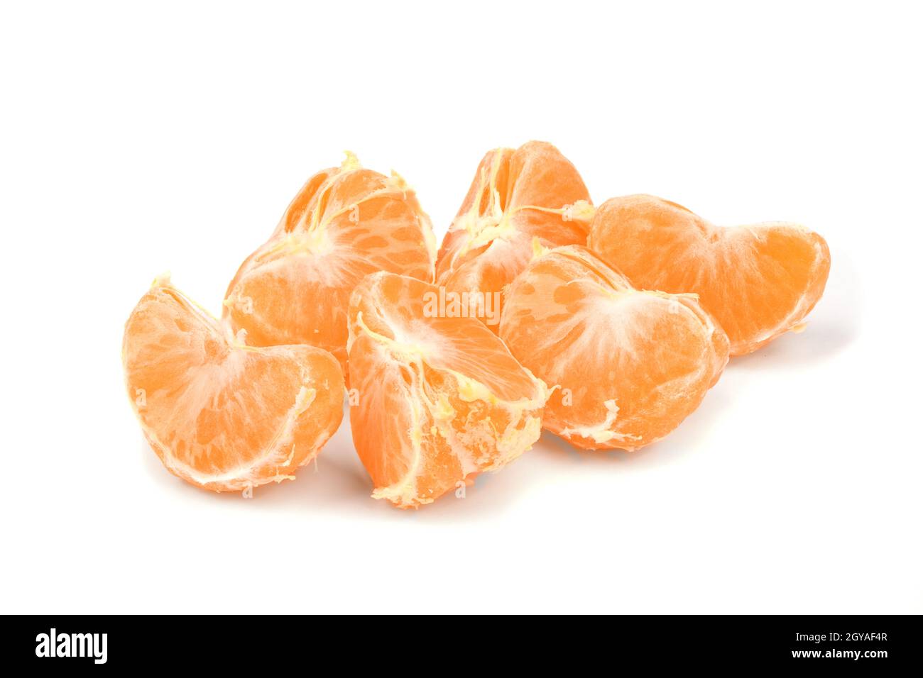 mandarine fraîche à l'orange mûre, tranches de mandarine, isolée sur fond blanc.Photo haute résolution.Profondeur de champ complète. Banque D'Images