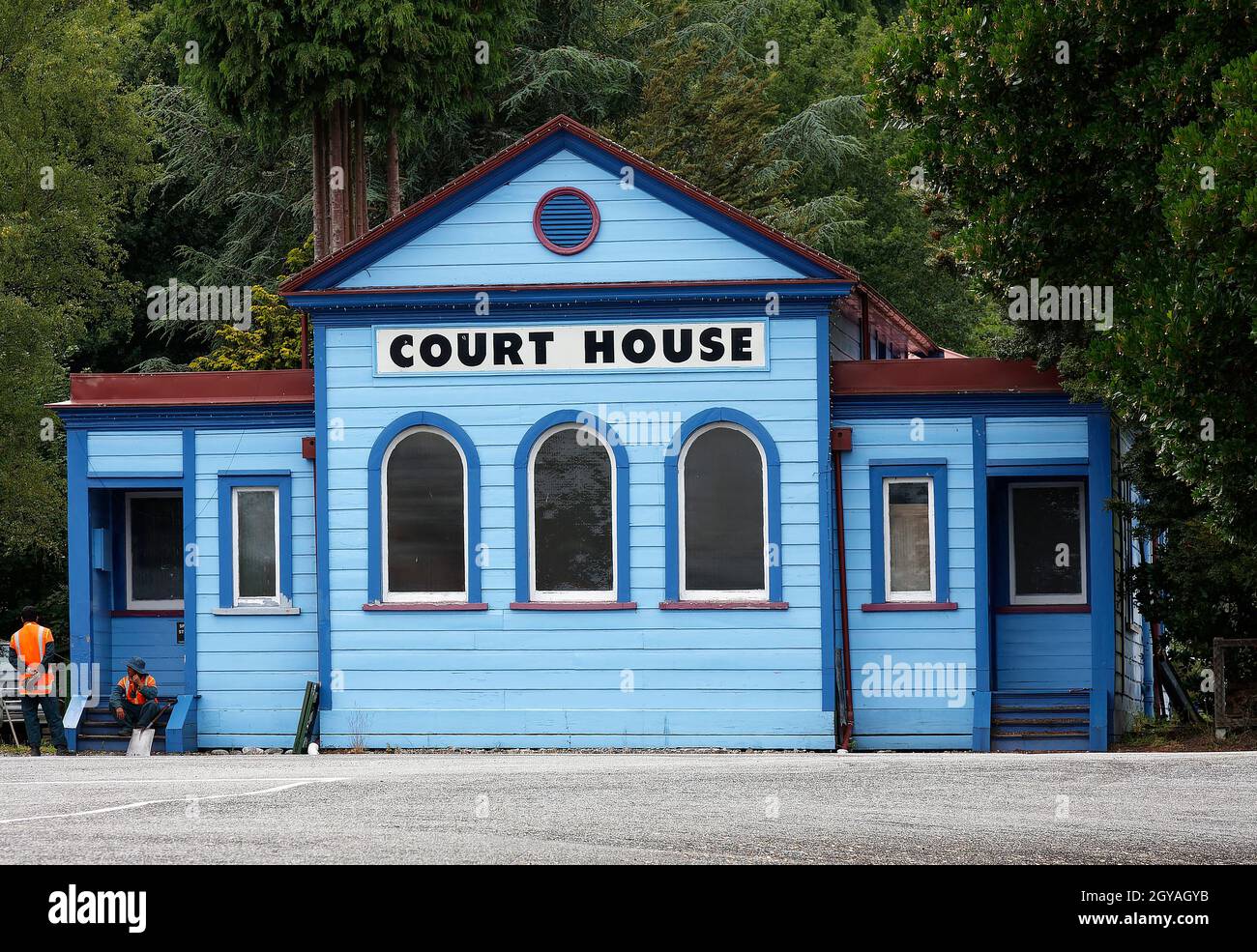 Palais de justice, début des années 1900, bleu vif, 2 tons, bois,2 ouvriers, rustique, Reefton, Nouvelle-Zélande Banque D'Images