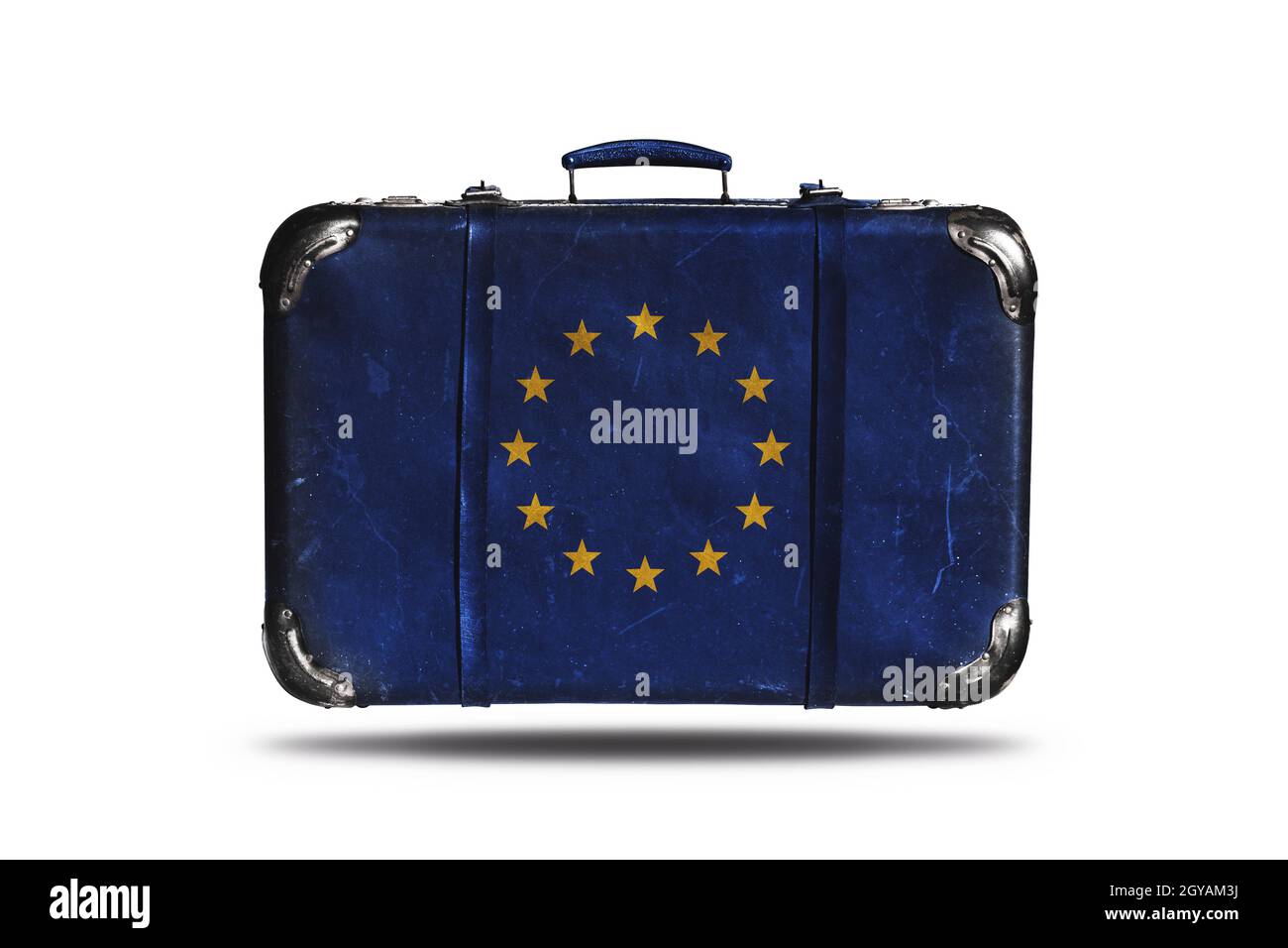 Valise en cuir vintage avec drapeau de l'Union européenne isolée sur fond blanc Banque D'Images