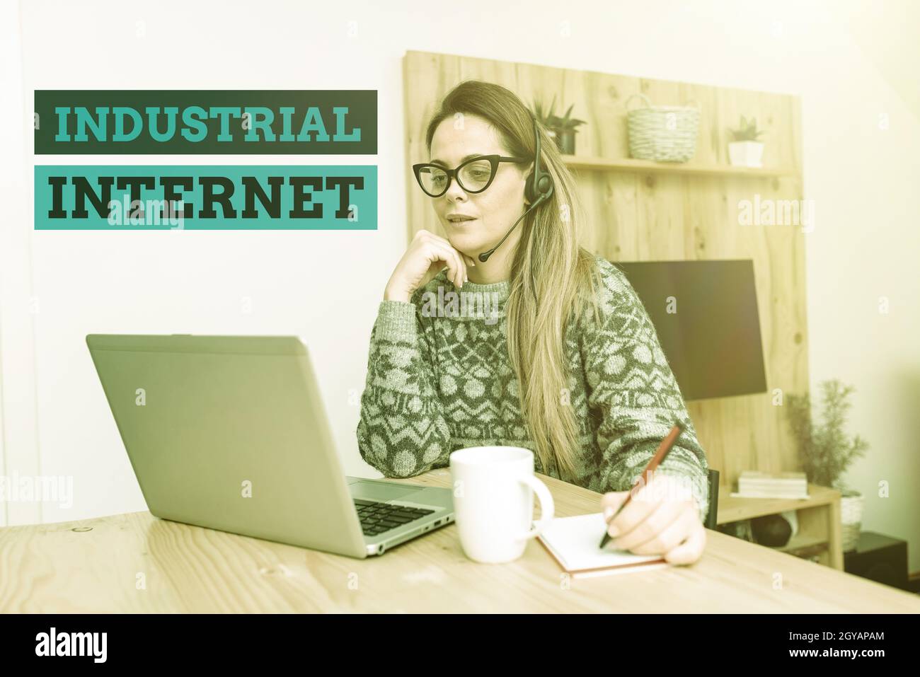 Inspiration montrant le signe Internet industriel, concept signifiant utilisation de l'Internet des objets dans les secteurs industriels CallCenter Agent travaillant à domicile, Banque D'Images