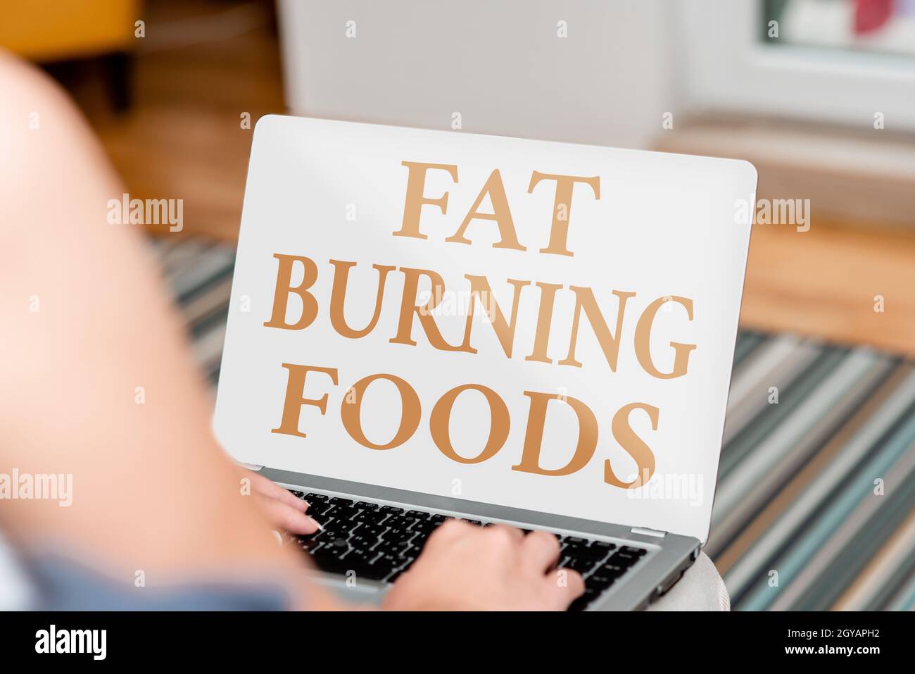 Signe de texte montrant Fat Burning Foods, concept d'Internet produire la perte de graisse en stimulant le métabolisme pour réduire l'appétit voix et vidéo appel Capabiliti Banque D'Images