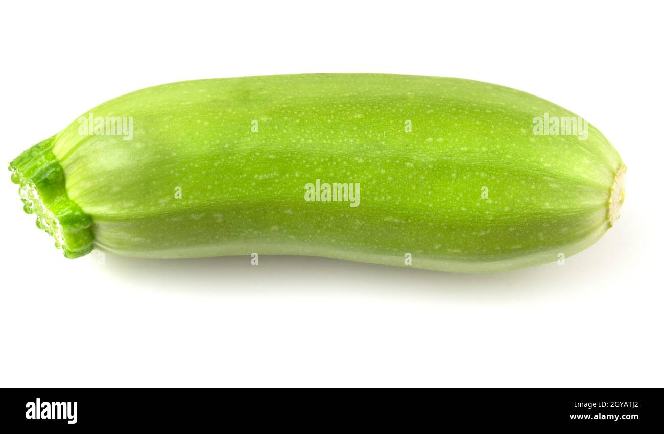 Petite courgette verte fraîche sur fond blanc. Banque D'Images