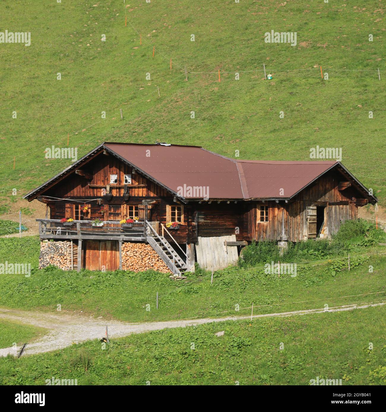 Petite ancienne cabane en bois dans les Alpes suisses. Banque D'Images